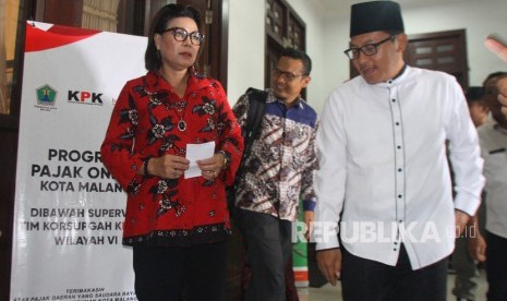 Wakil Ketua Komisi Pemberantasan Korupsi (KPK) Basaria Panjaitan (kiri) berbincang dengan Walikota Malang, Sutiaji (kanan) saat menghadiri Sosialisasi Pajak Online di Gedung DPRD, Malang, Jawa Timur, Rabu (4/12/2019). 