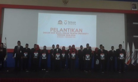 Rektor Telkom University, Adiwijaya melantik 7 Dekan dan 14 Wakil Dekan baru periode 2019-2024 di Gedung Fakultas Komunikasi dan Bisnis, Telkom University, Rabu (4/12). Diharapkan seluruh pimpinan tersebut bisa lebih meningkatkan tata kelola perguruan tinggi yang sudah berjalan baik dan memiliki integritas. 