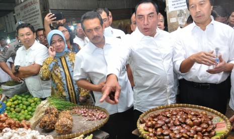 Gubernur Sumut Edy Rahmayadi (tengah) bersama Direktur Tertib Niaga Kemendag Veri Anggrijono (ketiga kiri) dan Kepala Kantor Perwakilan Bank Indonesia Sumut Wiwiek Sisto Widayat (kanan) melakukan sidak harga kebutuhan pokok di Pusat Pasar Medan, Sumatera Utara, Rabu (4/12/2019). 