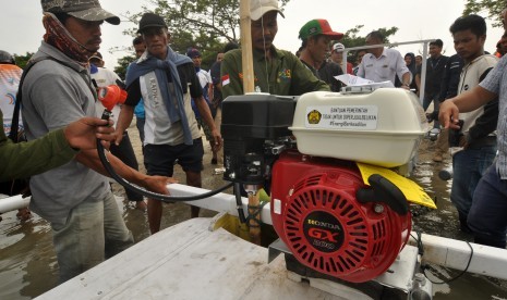 Sejumlah nelayan bersama teknisi memasang bantuan paket konversi elpiji ke BBG.