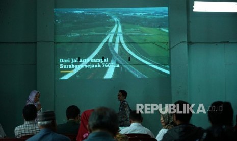 Sejumlah warga mengikuti sosialisasi rencana pengadaan tanah untuk pembangunan tol Yogyakarta - Solo di kantor Kelurahan Bokoharjo, Prambanan, Sleman, DI Yogyakarta, Rabu (4/12/2019).