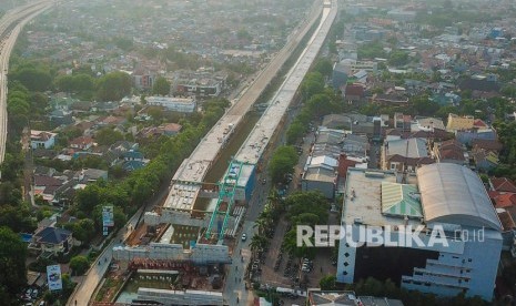 Foto Aerial proyek pembangunan Tol Becakayu (Bekasi, Cawang dan Kampung Melayu) seksi II-A di Kalimalang, Bekasi, Jawa Barat, Rabu (4/12/2019). PT Waskita Karya (Persero) bakal melepas sebagian kepemilikan saham (divestasi) sejumlah ruas jalan tol pada tahun ini. Ruas yang ditawarkan adalah tol yang sudah 100 persen beroperasi.