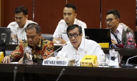 Menteri Hukum dan Hak Asasi Manusia (Menkum HAM) Yasonna Laoly (kanan) mengikuti Rapat Kerja dengan Badan Legislasi DPR di Kompleks Parlemen Senayan, Jakarta, Rabu (4/12/201).