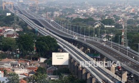 Suasana jalan Tol layang Jakarta-Cikampek II (Elevated) di Bekasi, Jawa Barat, Rabu (4/12/2019). 