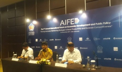 Wakil Menteri Keuangan Suahasil Nazara menjelaskan fokus pembahasan utama di Annual Internasional Forum on Economic Development and Public Policy (AIFED) ke-9, dalam konferensi pers yang digelar di Nusa Dua, Badung, Bali, pada Kamis, (5/12).