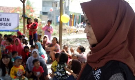 Hari Relawan Internasional 5 Desember 2019, relawan ACT Lampung membagikan paket gizi dan lomba mewarnai anak-anak Tempat Pembuangan Akhir sampah Bakunf, Bandar Lampung, Kamis (5/12).