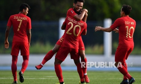 Pemain timnas U-22 Indonesia Saddil Ramdani (kedua kiri) melakukan selebrasi bersama rekan setimnya seusai mencetak gol ke gawang Laos dalam pertandingan Grup B SEA Games 2019 di Stadion City of Imus Grandstand, Filipina, Kamis (5/12).