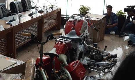 Moge Harley Davidson shovelhead klasik 70an hasil selundupan Dirut Garuda, di Kementerian Keuangan, Jakarta, Kamis (5/12). 