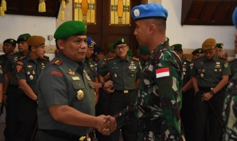 Pangdam III Siliwangi, Mayjen TNI Nugroho Budi Wiryanto memberikan menyalami prajurit yang akan bertugas Misi Perdamaian PBB di Libanon