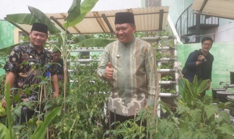 Wali Kota Bandung, Oded M Danial meluncurkan program Kampung Berkebun di RW 04, Kelurahan Padjajaran, Kecamatan Cicendo, Kota Bandung, Jumat (6/12). 