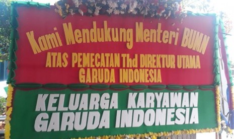 Sejumlah karangan bunga dukungan terhadap keputusan Menteri BUMN Erick Thohir yang memberhentikan Dirut Garuda terpampang di Kantor Kementerian BUMN, Jakarta, Jumat (6/12).