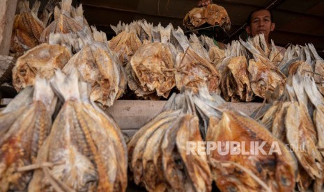 Ikan kerapu. Sebanyak 20 ton kerapu dari keramba apung di Mandeh, Pesisir Selatan, Sumatra Barat, diekspor ke Hong Kong. 