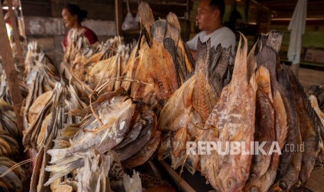 Pedagang menunggui ikan kering kerapu yang dijual di salah satu ruas jalan di Pagimana, Kabupaten Banggai, Sulawesi Tengah, Kamis (5/12/2019). 