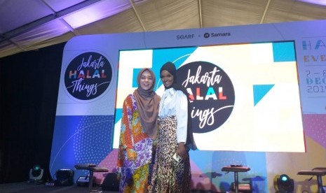 Dewi Sandra bersama model muslimah AS Halima Aden, usai konferensi pers Jakarta Halal Things 2019 di Senayan City, Sabtu (7/12).