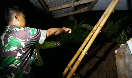 Satu rumah warga rusak diterjang longsor dan satu meninggal dunia di Kampung Cidadap RT 10 RW 02 Desa Muaradua Kecamatan Kadudampit, Kabupaten Sukabumi, Jumat (6/12) malam sekitar pukul 20.00 WIB.