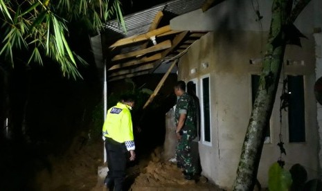 Rumah warga rusak diterjang longsor di Sukabumi, ilustrasi