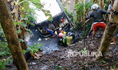 Kabidhumas Polda Jawa Barat, Kombes Pol Saptono Erlangga, mengatakan, korban akibat kecelakaan yang terjadi di turunan Palasari, Kecamatan Ciater, Kabupaten Subang, bertambah menjadi delapan orang (Ilustrasi kecelakaan bus di Subang)