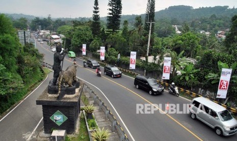 Jalur Puncak, Kabupaten Bogor, Jawa Barat (ilustrasi). Rekayasa lalu lintas satu arah di jalur Puncak, Kabupaten Bogor, Jawa Barat, berlaku tentatif selama libur panjang Tahun Baru Islam 1442 Hijriah.