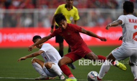 Pemain timnas Indonesia U-22 Osvaldo Haay menendang bola ke arah gawang timnas Myanmar dalam pertandingan semifinal SEA Games 2019 di Stadion Rizal Memorial, Manila, Filipina, Sabtu (7/12).