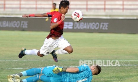 Pesepak bola Indonesia U-20 All Stars Beckham Putra (atas) berusaha melewati penjaga gawang Arsenal U-18 Hubert Graczyk (bawah) saat pertandingan perebutan tempat ketiga U-20 International Cup 2019 di Stadion Kapten I Wayan Dipta, Gianyar, Bali, Sabtu (7/12/2019).