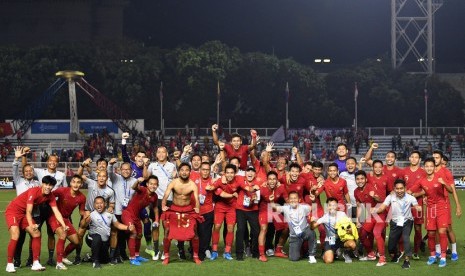 Para pemain dan ofisial Timnas U-22 Indonesia meluapkan kegembiraan usai mengalahkan Timnas Myanmar dalam pertandingan Semifinal SEA Games 2019 di Stadion Rizal Memorial, Manila, Filipina, Sabtu (7/12/2019). 