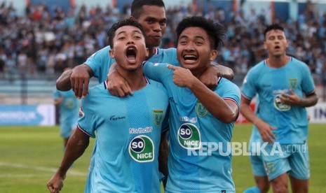 Pesepak bola Persela Lamongan Sugeng Efendi (kiri) melakukan selebrasi bersama rekannya Hambali (kedua kanan) usai mencetak gol ke gawang PSM Makasar pada lanjutan Liga 1 2019 di Stadion Gelora Surajaya, Lamongan, Jawa Timur, Sabtu (7/12/2019). 