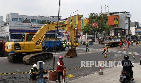 Dishub DKI Rekayasa Lalu Lintas Pembangunan Underpass Senen. Pekerja mengoperasikan alat berat saat menutup sebagian badan jalan untuk pembangunan Underpass (terowongan) Senen Extension di Pasar Senen, Jakarta.