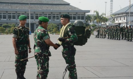 Pangdam III Siliwangi Mayjen TNI Nugroho Budi Wiryanto saat menyambut prajurit Satgas Pamtas. 