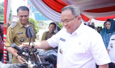 Dodi Reza membagikan satu sepeda motor untuk setiap desa 