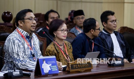 Kuasa Hukum Pemohon Feri Amsari (kiri) mengikuti sidang pengujian formil atas Undang-Undang Republik Indonesia Nomor 19 Tahun 2019 tentang Perubahan Kedua Atas Undang-Undang Nomor 30 Tahun 2002 tentang Komisi Pemberantasan Tindak Pidana Korupsi di Gedung Mahkamah Konstitusi (MK), Jakarta, Senin (9/12/2019). 