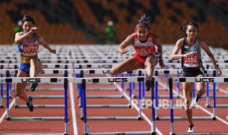 Pelari Indonesia Emilia Nova (kedua kanan) melompati rintangan Lomba Lari Gawang 100 Meter Putri SEA Games ke-30 di Stadion Atletik New Clark, Filipina, Senin (9/12/2019)