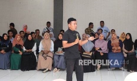 Staf Khusus Presiden Joko Widodo dari kalangan millennial Gracia Billy Mambrassar (tengah) memberikan kuliah umum kepada mahasiswa di Universitas Teuku Umar (UTU) Meulaboh, Aceh Barat, Aceh, Senin (9/12/2019). 