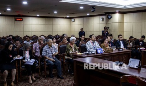 Sejumlah pemohon dan kuasa hukum mengikuti sidang pengujian formil atas Undang-Undang Republik Indonesia Nomor 19 Tahun 2019 tentang Perubahan Kedua Atas Undang-Undang Nomor 30 Tahun 2002 tentang Komisi Pemberantasan Tindak Pidana Korupsi di Gedung Mahkamah Konstitusi (MK), Jakarta, Senin (9/12/2019).