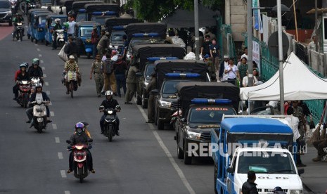 Sejumlah petugas Satpol PP berjaga di trotoar Jalan Stasiun Senen, Pasar Senen, Jakarta, Senin (9/12/2019).