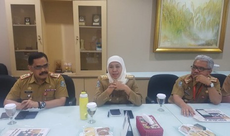 Gubernur Jawa Timur Khofifah Indar Parawansa bersilaturahim dengan awak redaksi Republika di kantor Republika Jakarta, Selasa (10/12).