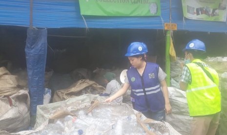 Proses daur ulang sampah botol plastik  jenis PET dilakukan di tempat pengolahan di Roy Pet di Cimahi dan di PT Namasindoplas, Kabupaten Bandung Barat, Selasa (10/12). Dua perusahaan tersebut menyuplai botol kepada Danone AQUA. 