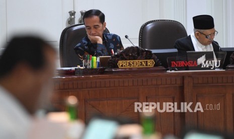 Presiden Joko Widodo (kiri) 