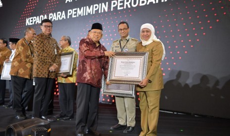 Gubernur Jawa Timur Khofifah Indar Parawansa diberi Anugerah Pemimpin Perubahan oleh KemenPAN RB. 