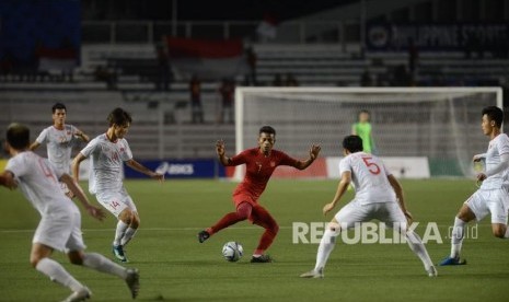 Penyerang timnas Indonesia U-22 Osvaldo Ardiles Haay berebut bola dengan pemain Vietnam pada final sepak bola SEA Games 2019 di Rizal Memorial Stadium, Manila, Filipina, Selasa (10/12). Indonesia kalah 0-3 dan harus puas dengan perak.