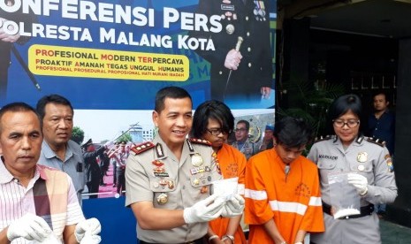 Polres Malang Kota (Makota) mengungkap penangkapan dua tersangka kasus narkoba di Mapolresta Malang, Rabu (11/12).