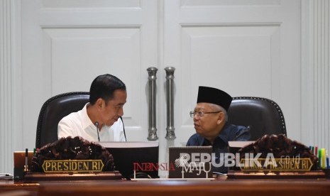 Presiden Joko Widodo (kiri) 