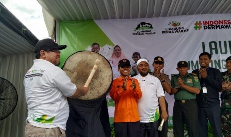 Ketua Dewan Pembina ACT Ahyudin meresmikan Lumbung Ternak Wakaf di Desa Cintabodas, Kecamatan Culamega, Kabupaten Tasikmalaya, Rabu (11/12).