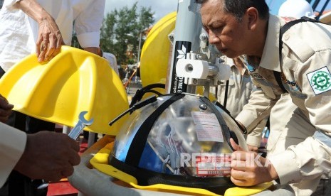 Petugas Badan Pengkajian dan Penerapan Teknologi (BPPT) menyiapkan alat peringatan dini tsunami di atas Kapal Baruna Jaya III yang bersandar di Pelabuhan Benoa, Denpasar, Bali, Rabu (11/12/2019).