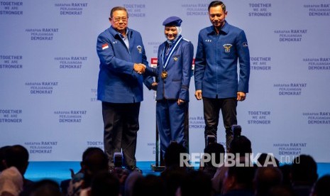 Ketua Umum Partai Demokrat Susilo Bambang Yudhoyono (kiri) didampingi Wakil Ketua Umum Agus Harimurti Yudhoyono (kanan) memberi ucapan selamat kepada Taruna Terbaik Fitry Rochmatia Noer (tengah) pada Wisuda Taruna Akademi Demokrat di Jakarta Convention Center (JCC), Senayan, Jakarta, Rabu (11/12/2019).