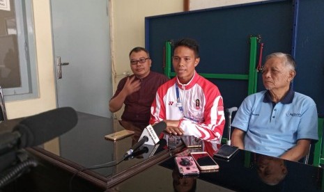 Atlet asal Tasikmalaya, Muhammad Taufik, melakukan klarifikasi terkait masalah kepulangannya ke kampung halaman, di kantor KONI Kabupaten Tasikmalaya, Rabu (11/13). 