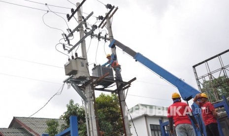 Pekerja melakukan pemeliharaan trafo jaringan arus listrik (ilustrasi).Promo tambah daya PLN bagi pelanggan rumah tangga dan UMKM kembali diperpanjang hingga 30 April 2021.