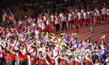 Kontingen Indonesia berparade bersama kontingen 10 negara lainnya dalam upacara penutupan SEA Games ke-30 di Stadion Atletik New Clark, Filipina, Rabu (11/12/2019).