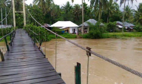 Situasi pasca banjir di Nagari Bukik Sikumpa, Kecamatan Lareh Sago Halaban, Kabupaten Lima Puluh Kota, Sumbar, Kamis (12/12).