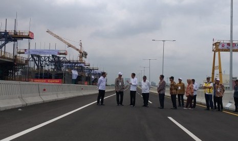 Presiden Jokowi resmikan tol layang Jakarta-Cikampek dan meninjau proyek LRT, Kamis (12/12)  