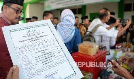 Pengunjung menyaksikan sejumlah produk Usaha Kecil dan Menengah (UKM) yang dipamerkan pada kegiatan penyerahan sertifikat halal di Kantor Majelis Permusyawaran Ulama (MPU), Aceh Besar, Aceh, Kamis (12/12/2019).